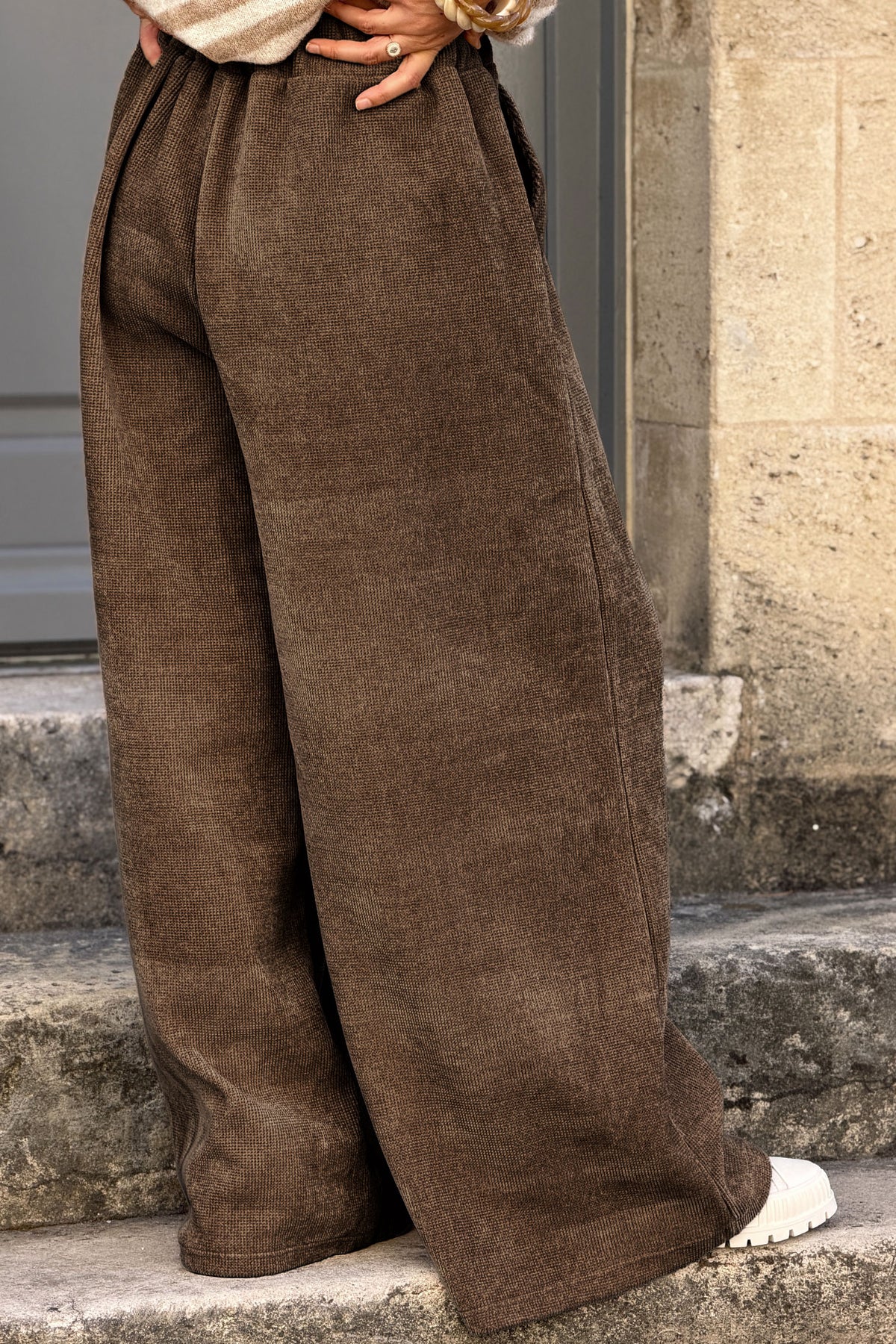 Pantalon large et souple camel foncé en velours taille élastique lien léopard