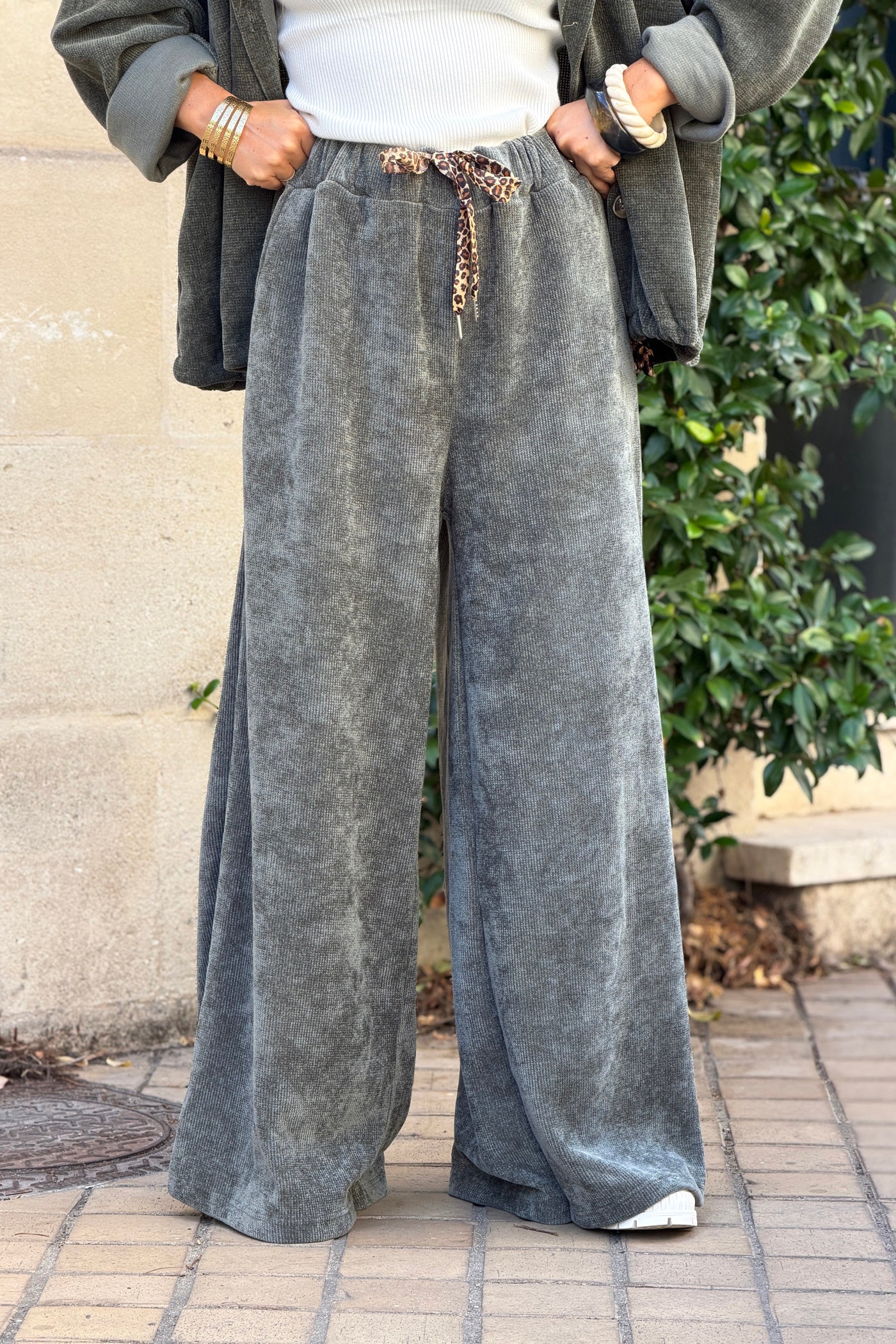 Pantalon confort large et souple kaki en velours taille élastique lien léopard