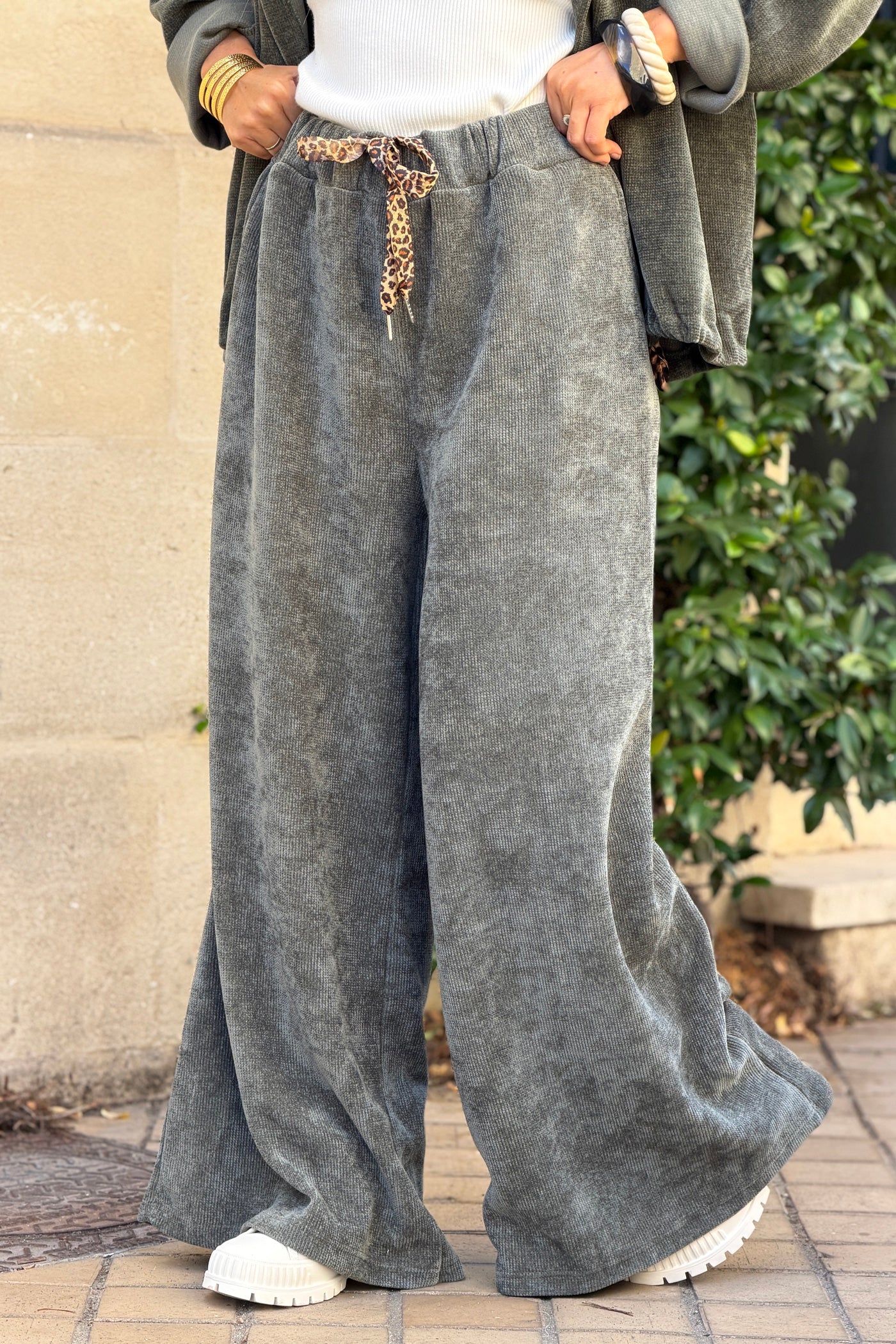 Pantalon confort large et souple kaki en velours taille élastique lien léopard