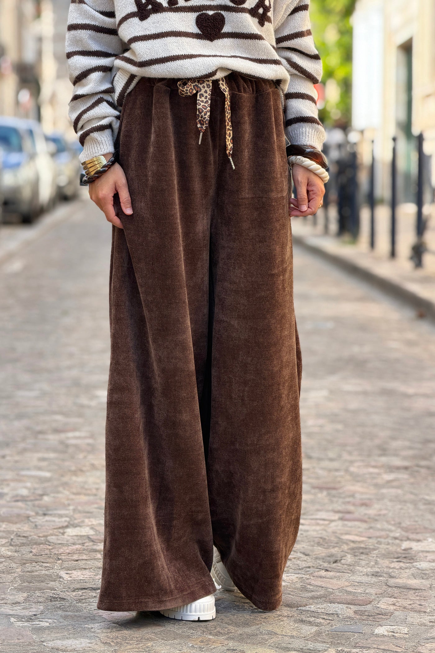 Pantalon confort large et souple marron en velours taille élastique lien léopard