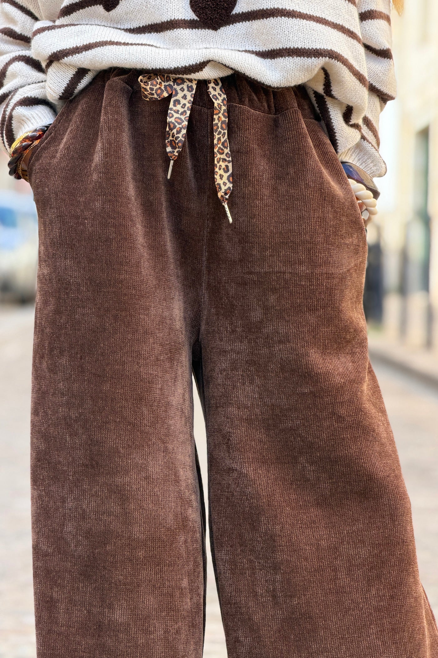 Pantalon confort large et souple marron en velours taille élastique lien léopard
