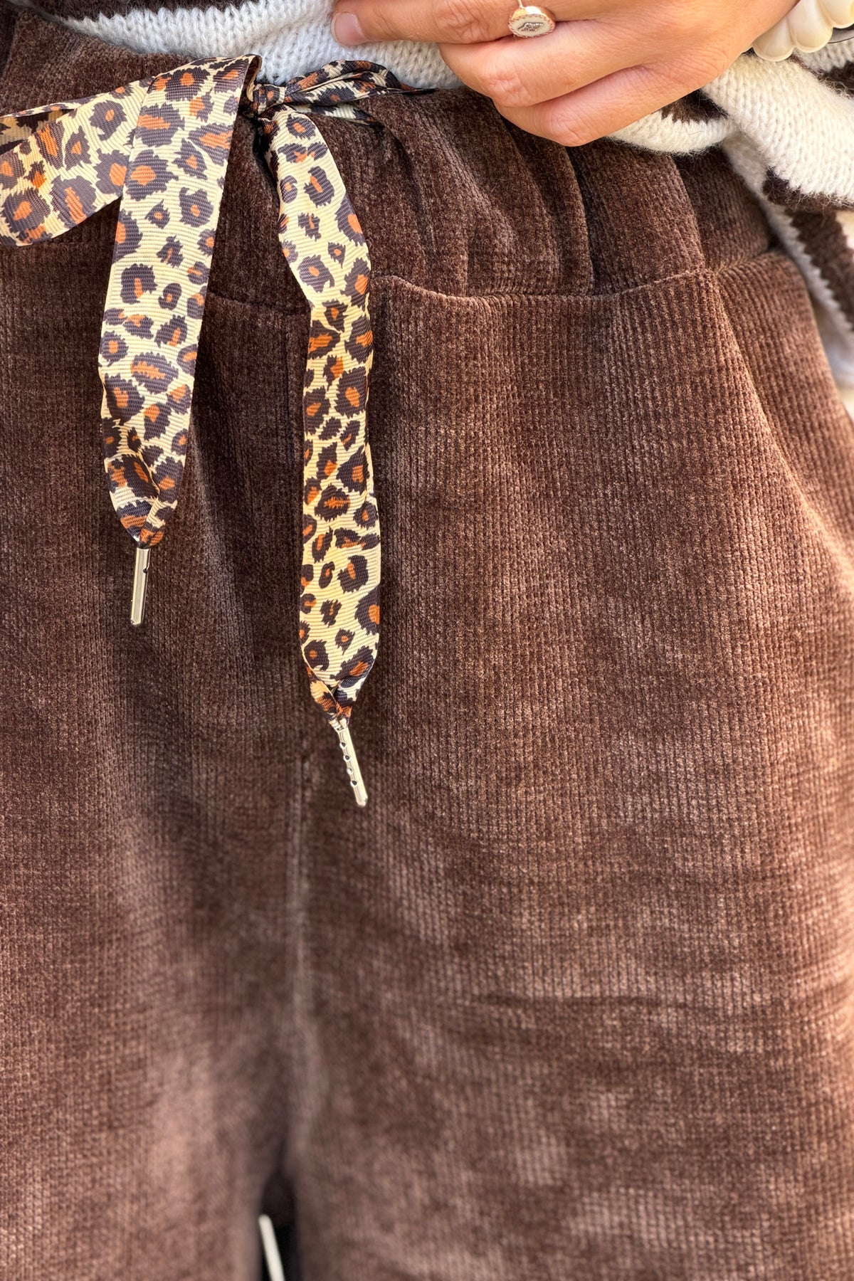 Pantalon confort large et souple marron en velours taille élastique lien léopard