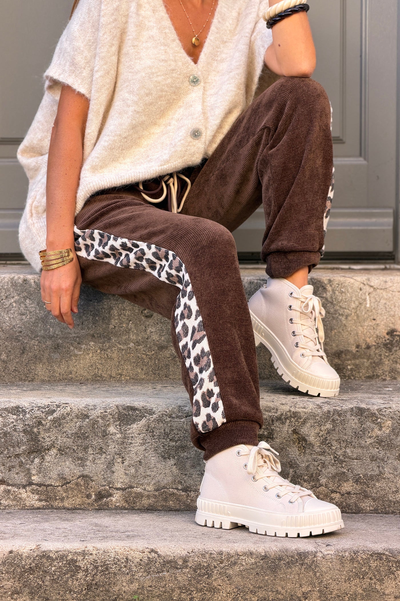Pantalon confort marron en velours détail liseré léopard taille élastique