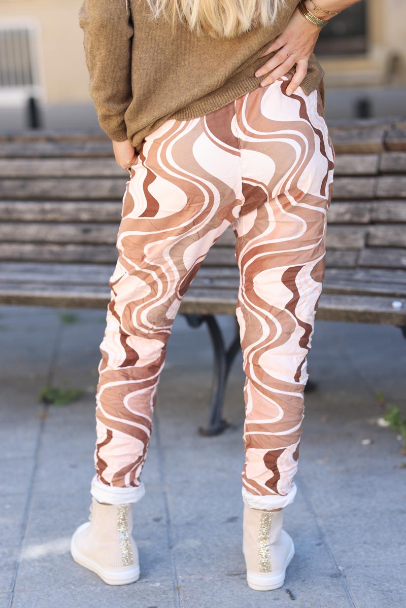 Pantalon confort peau de peche imprime spirale camel G190 (1)