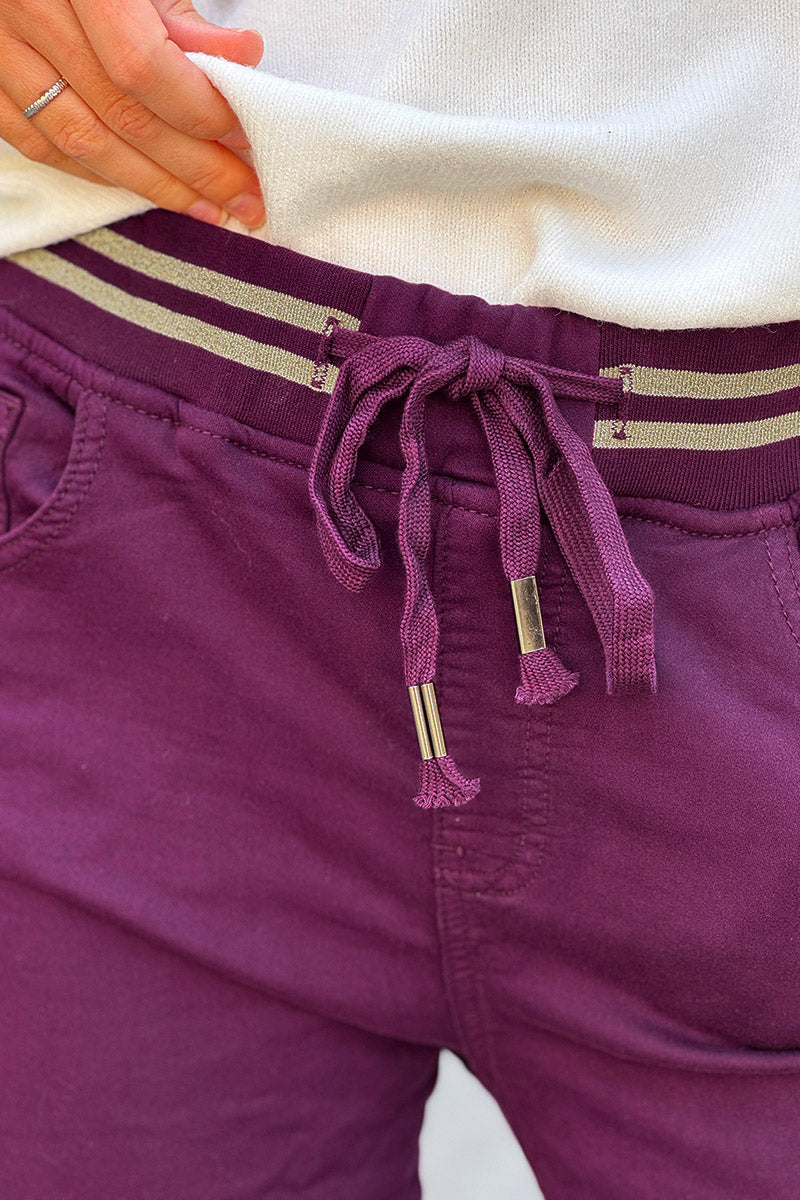 Pantalon confort slim aubergine ceinture élastique brillante