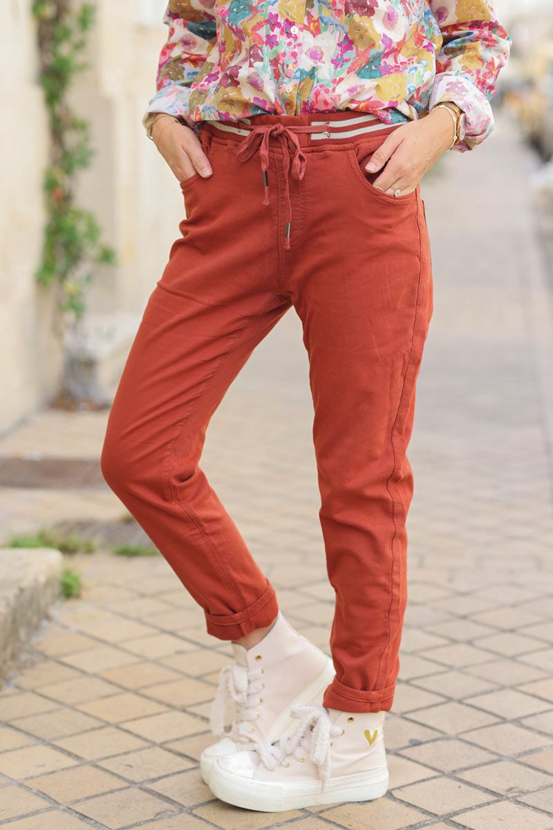 Pantalon-confort-slim-terracotta-ceinture-elastique-brillante-g226-(2)