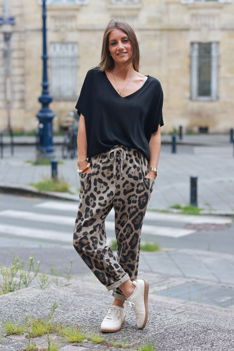 Cómodos pantalones jogging con estampado de leopardo color topo y grandes bolsillos sueltos