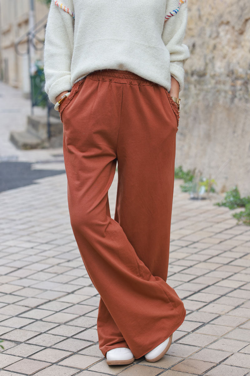 Pantalón jogging terracota de gran comodidad, cinturilla elástica, bolsillos con flecos