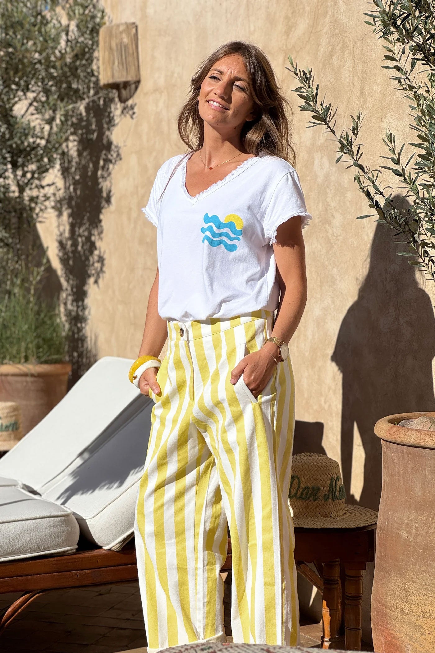 Pantalon droit à rayures jaunes et blanches boutons écaille