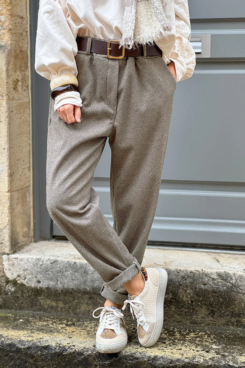 Pantalon duveteux gris beige motifs chevrons taille élastique et ceinture simili