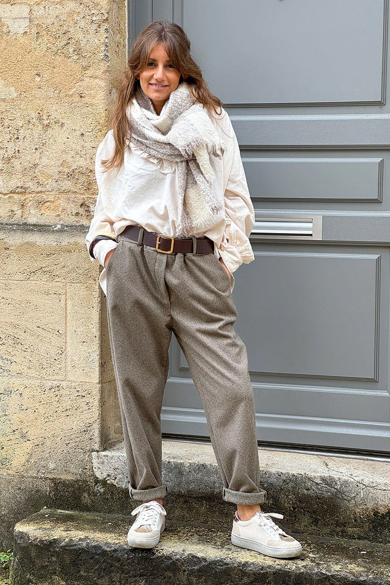 Pantalon duveteux gris beige motifs chevrons taille élastique et ceinture simili