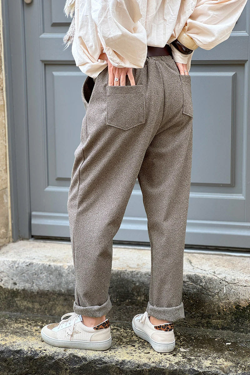 Pantalon duveteux gris beige motifs chevrons taille élastique et ceinture simili