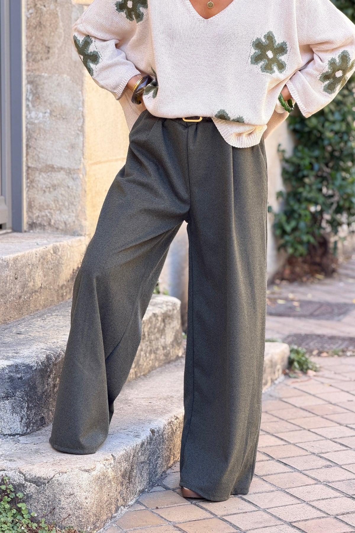Pantalon duveteux kaki large motif chevrons taille élastique avec ceinture simili tressée
