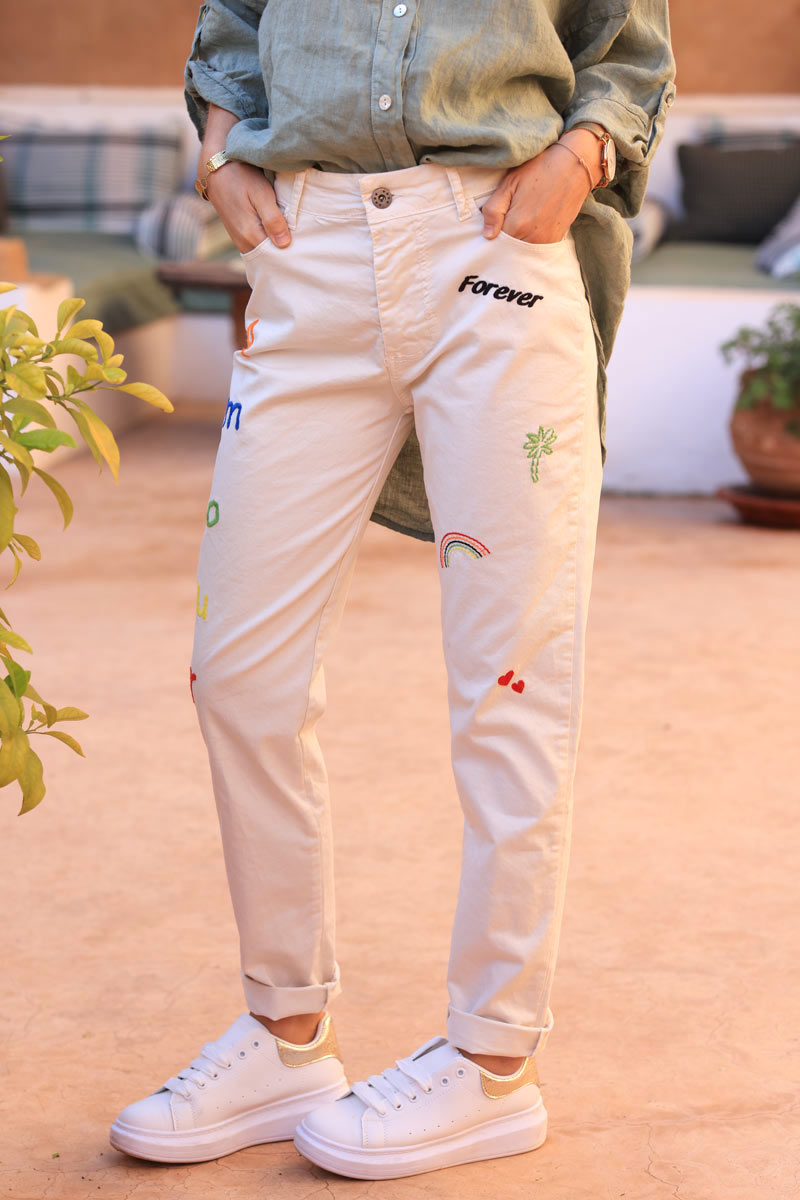 Pantalón crudo de lona elástica con diseños bordados
