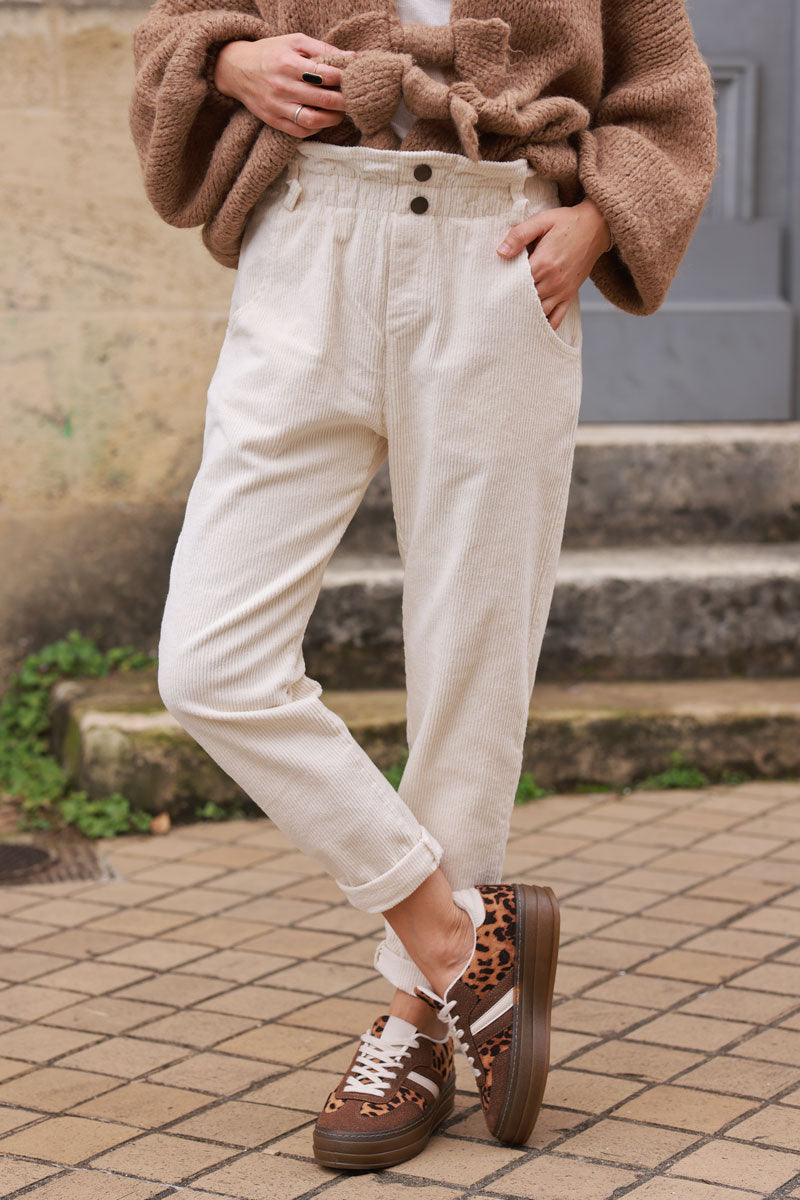 Pantalón de pana crudo con corte paperbag y cintura elástica