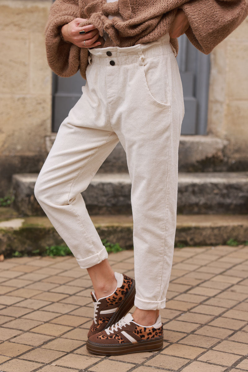 Pantalón de pana crudo con corte paperbag y cintura elástica