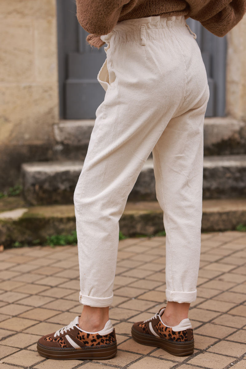 Pantalon écru en velours côtelé coupe paperbag taille élastique