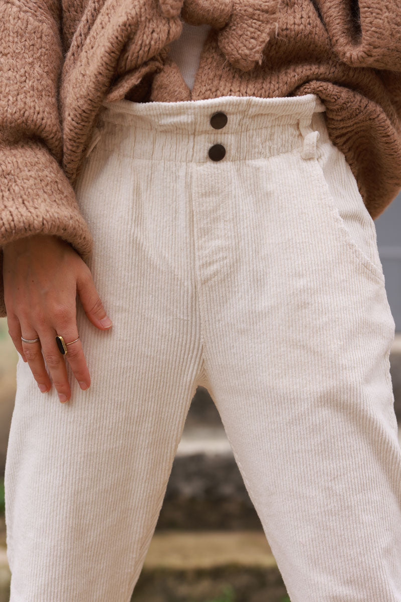 Pantalón de pana crudo con corte paperbag y cintura elástica