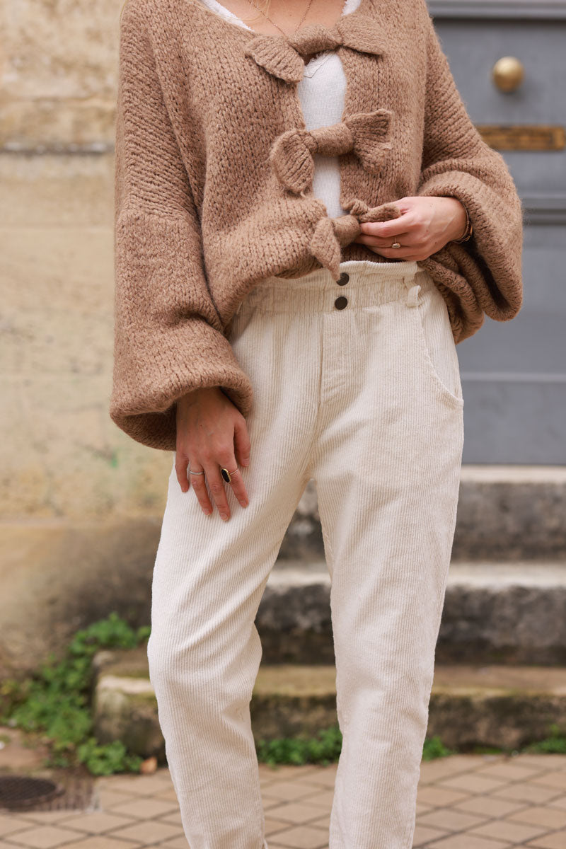 Pantalón de pana crudo con corte paperbag y cintura elástica