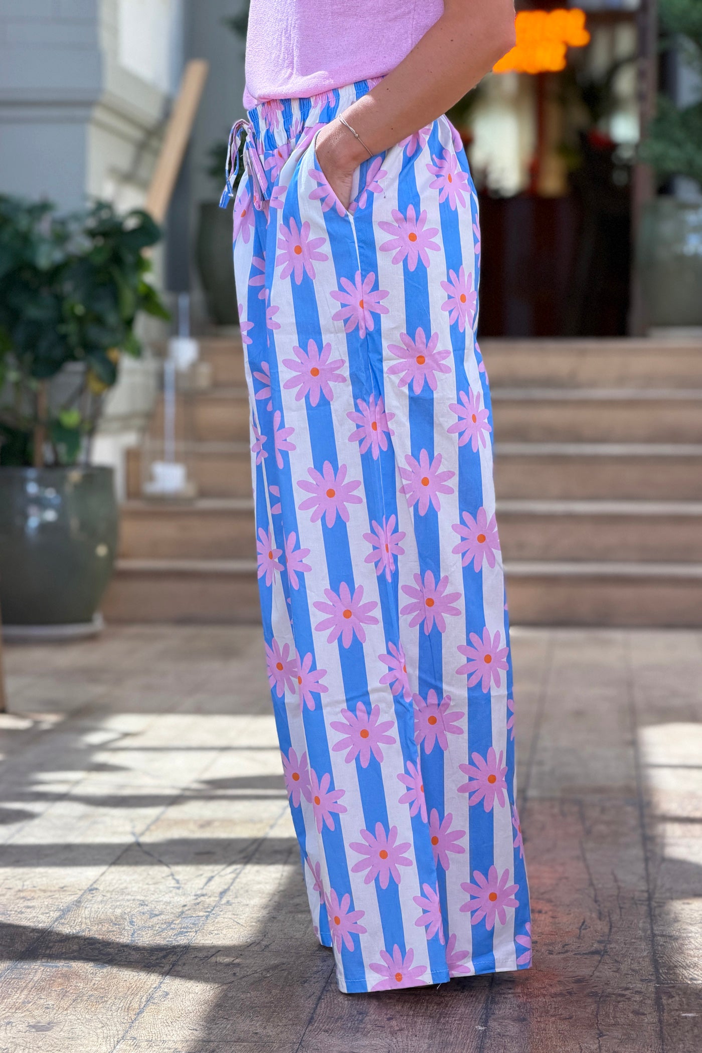 Pantalon en coton taille élastique imprimé rayures bleues et fleurs marguerites rose