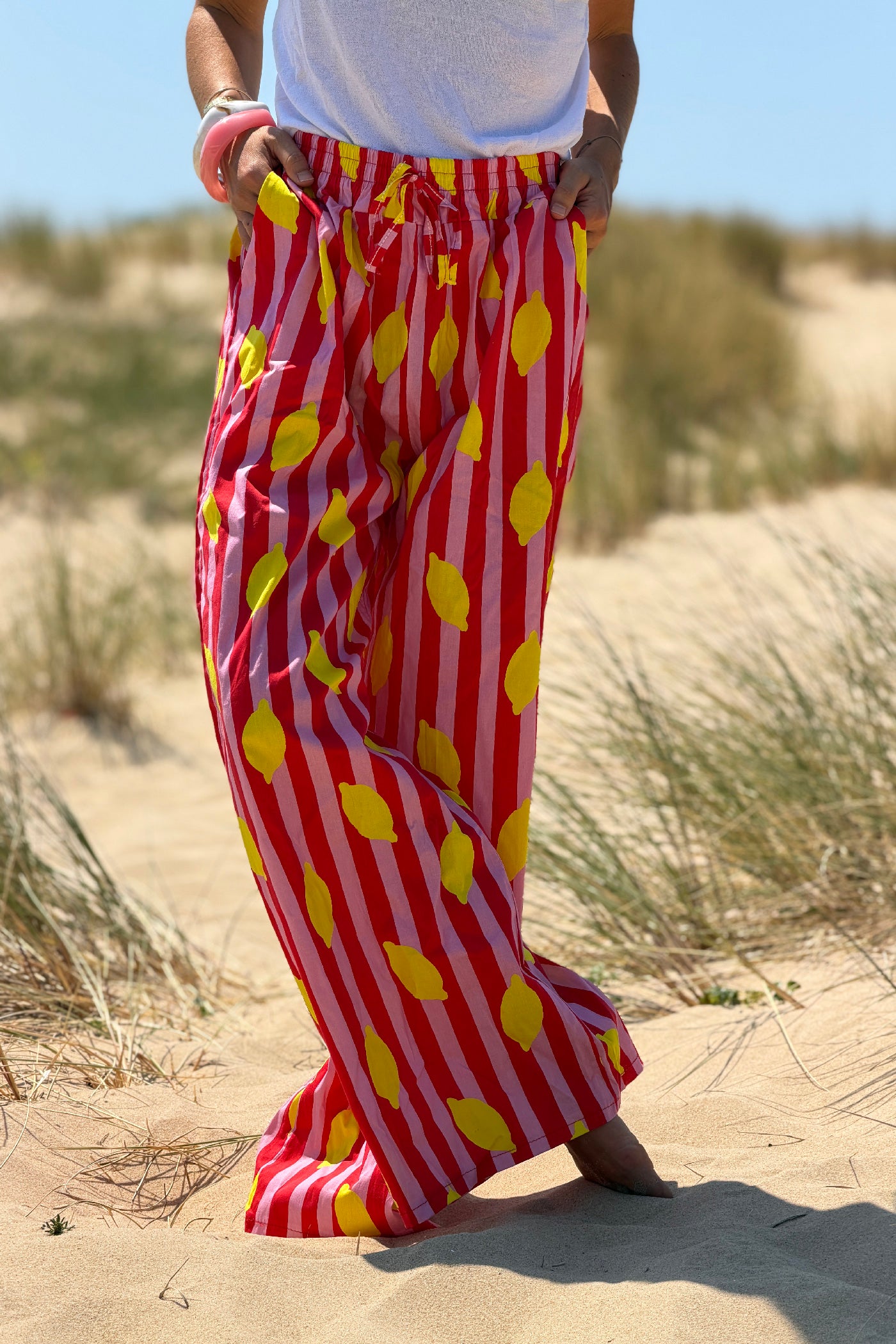 Pantalon en coton taille élastique imprimé rayures roses et rouges motif citrons