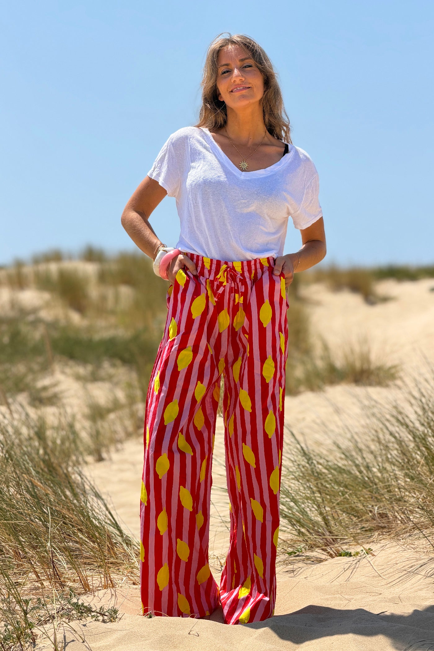 Pantalon en coton taille élastique imprimé rayures roses et rouges motif citrons