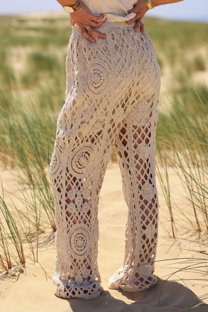 Pantalon en crochet ajouré beige naturel coupe évasée doublure short