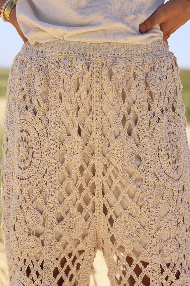 Pantalon en crochet ajouré beige naturel coupe évasée doublure short