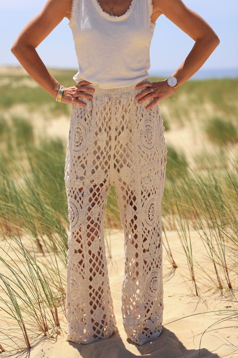 Pantalón de crochet calado beige natural, corte evasé, forro corto