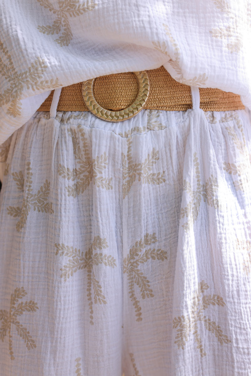 Pantalon en gaze de coton blanc imprimé palmiers beige effet broderie avec ceinture raphia