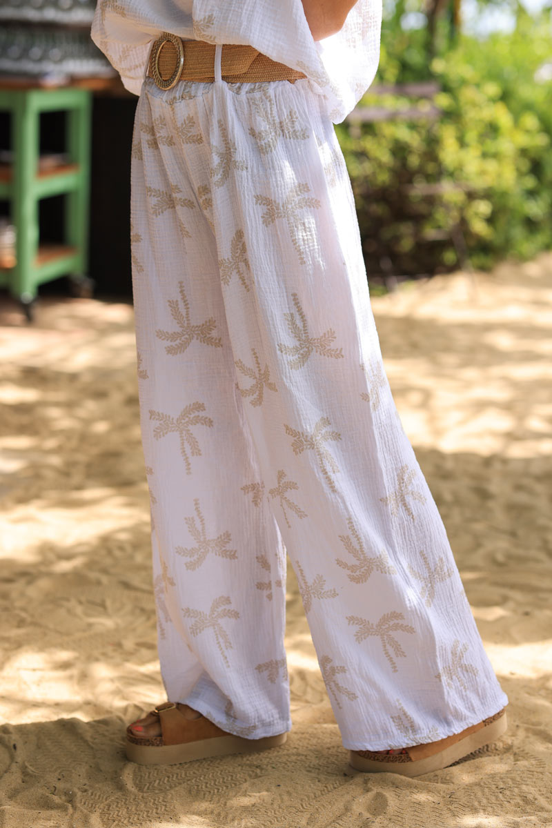 Pantalon en gaze de coton blanc imprimé palmiers beige effet broderie avec ceinture raphia