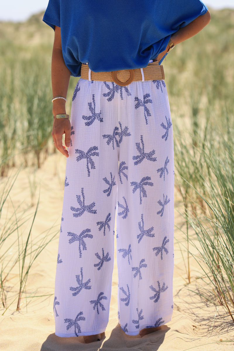 Pantalon en gaze de coton blanc imprimé palmiers bleu jean effet broderie avec ceinture raphia
