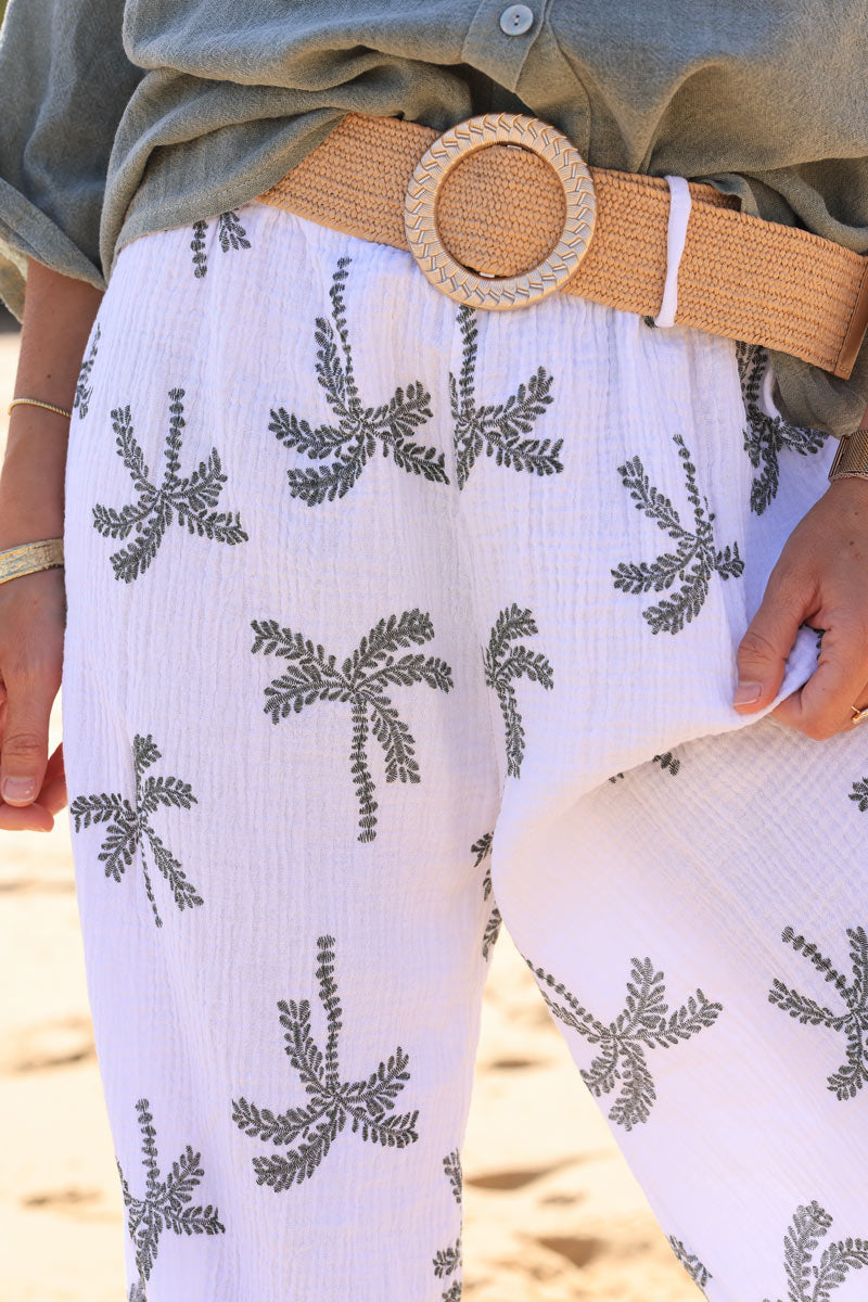 Pantalón de gasa de algodón blanco con estampado de palmeras caqui y efecto bordado con cinturón de rafia
