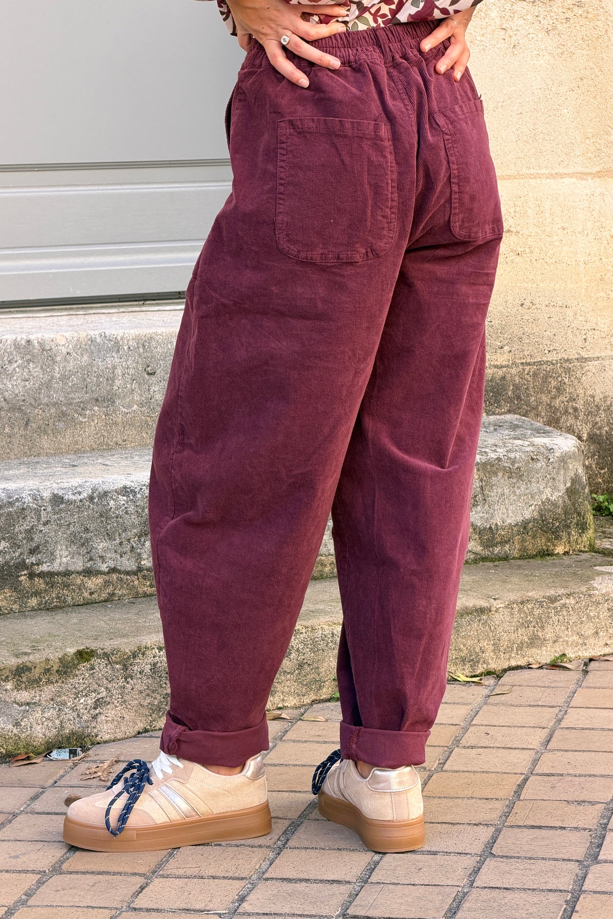 Pantalon en velours côtelé aubergine coupe barrel taille élastique grandes poches