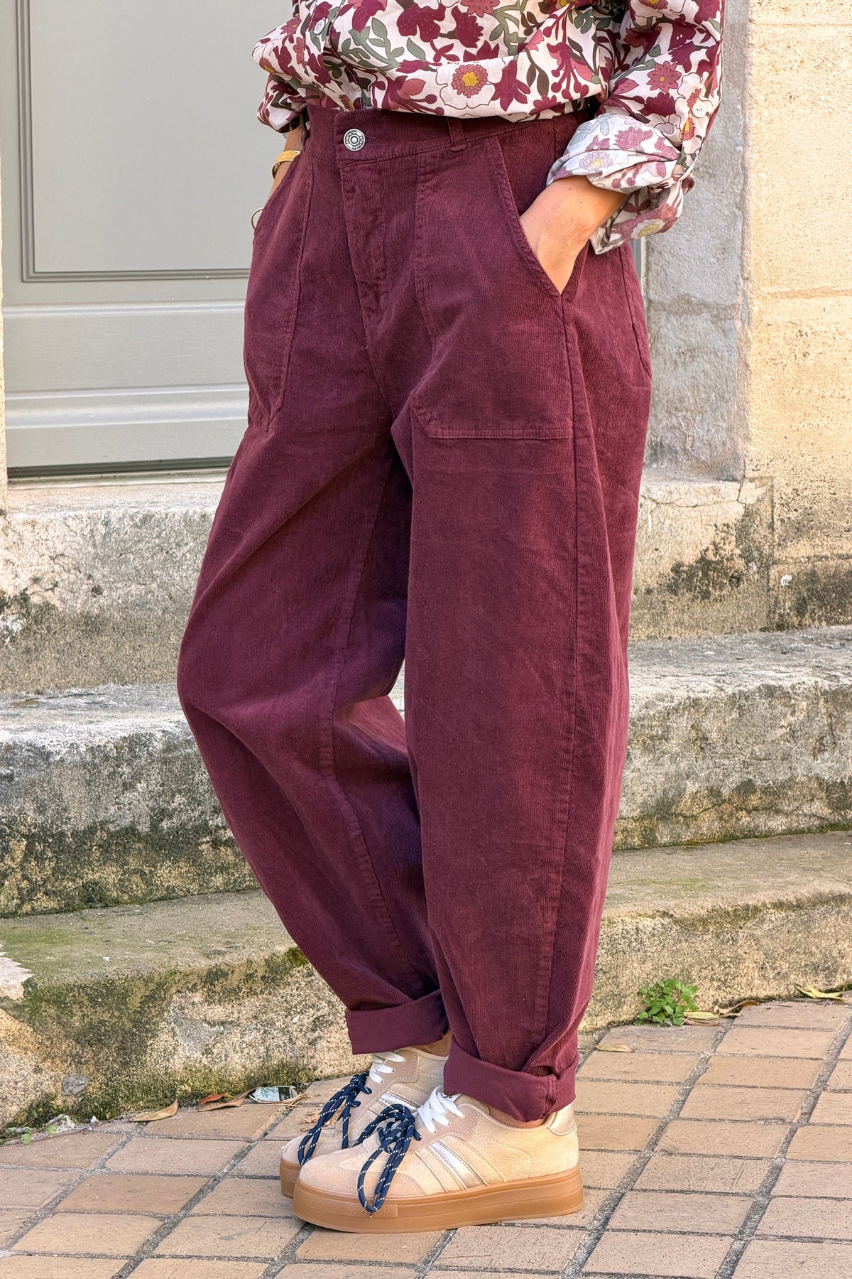 Pantalon en velours côtelé aubergine coupe barrel taille élastique grandes poches