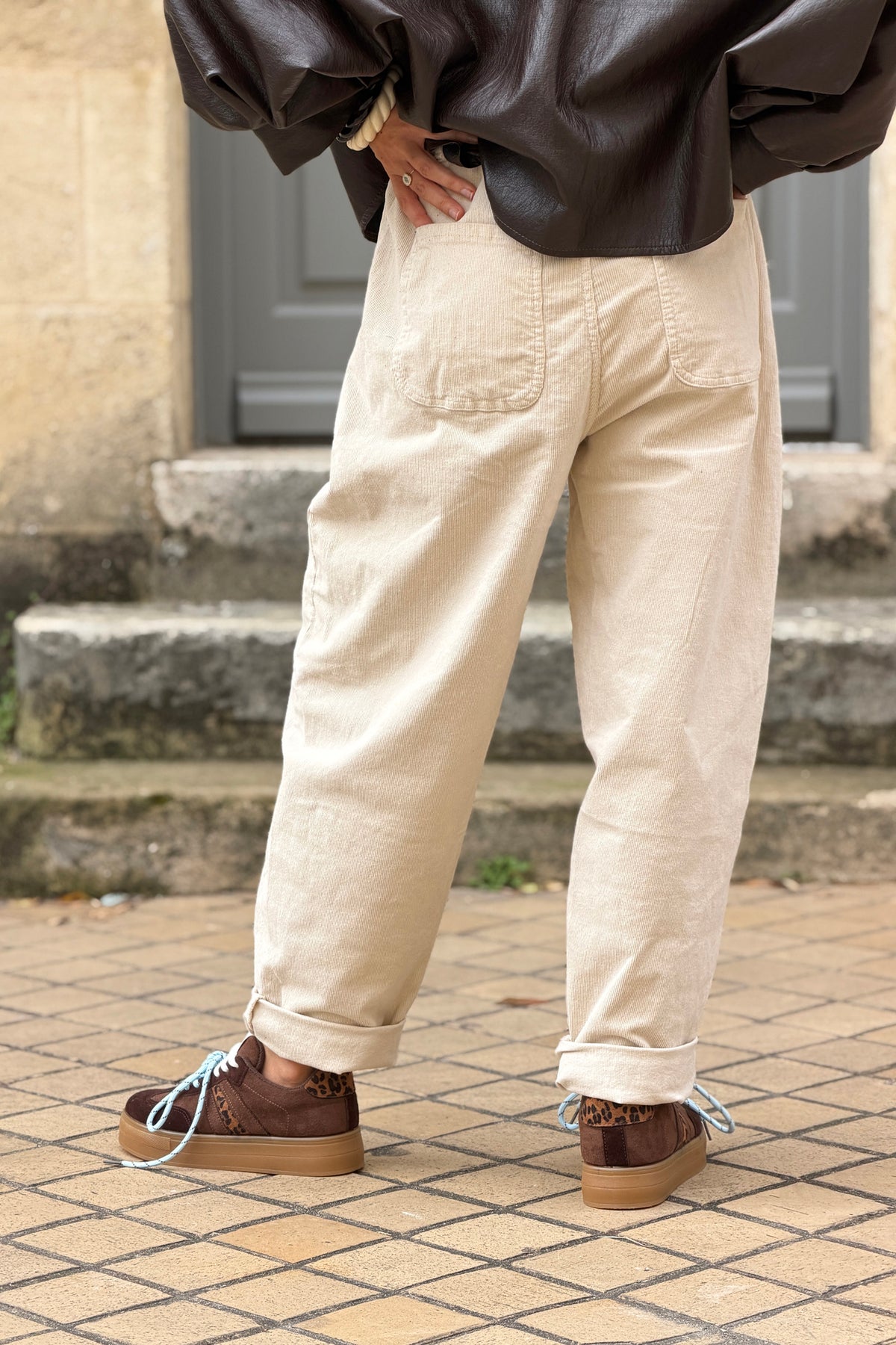 Pantalon en velours côtelé beige coupe barrel taille élastique grandes poches