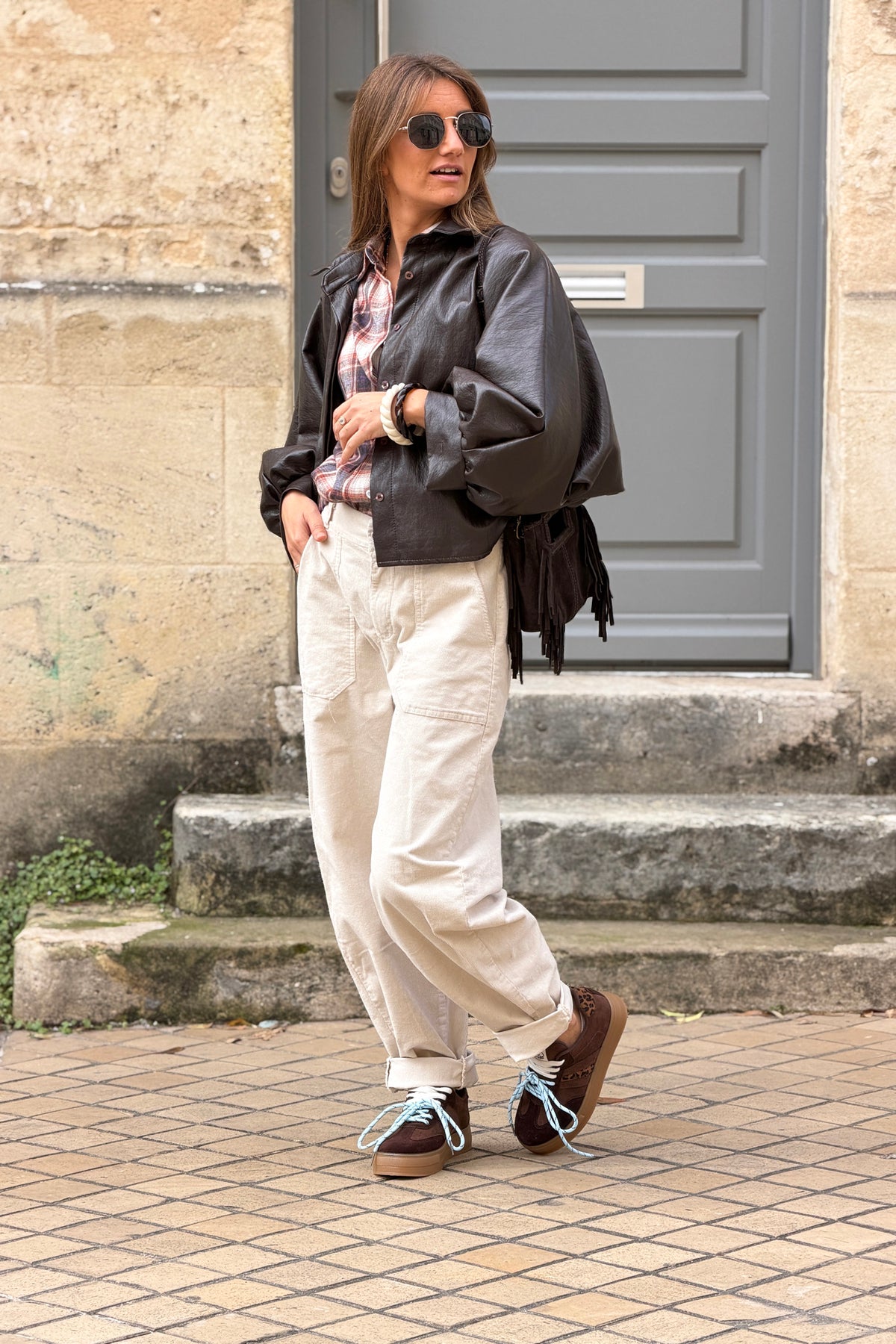 Pantalon en velours côtelé beige coupe barrel taille élastique grandes poches