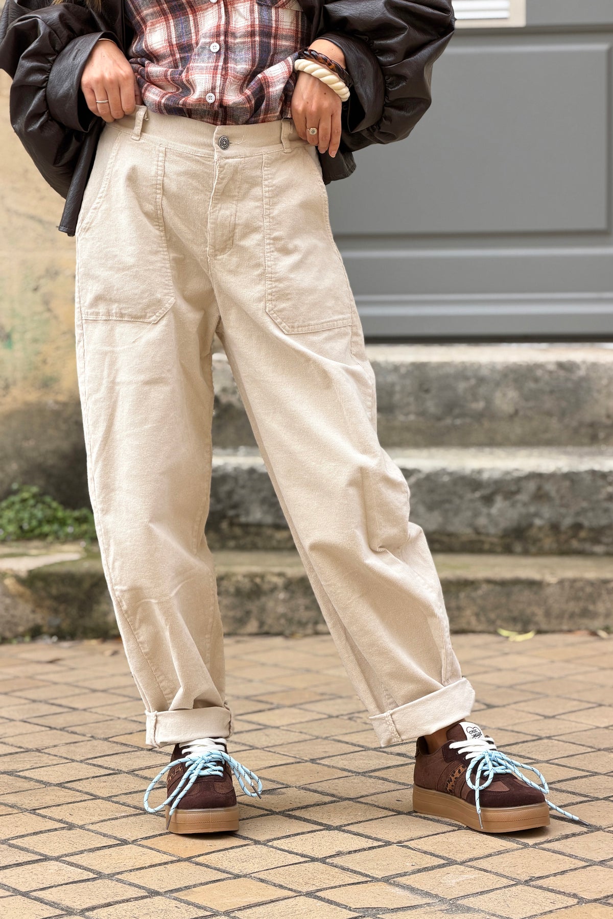 Pantalon en velours côtelé beige coupe barrel taille élastique grandes poches