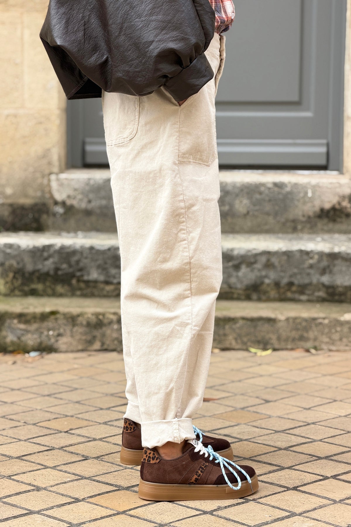 Pantalon en velours côtelé beige coupe barrel taille élastique grandes poches