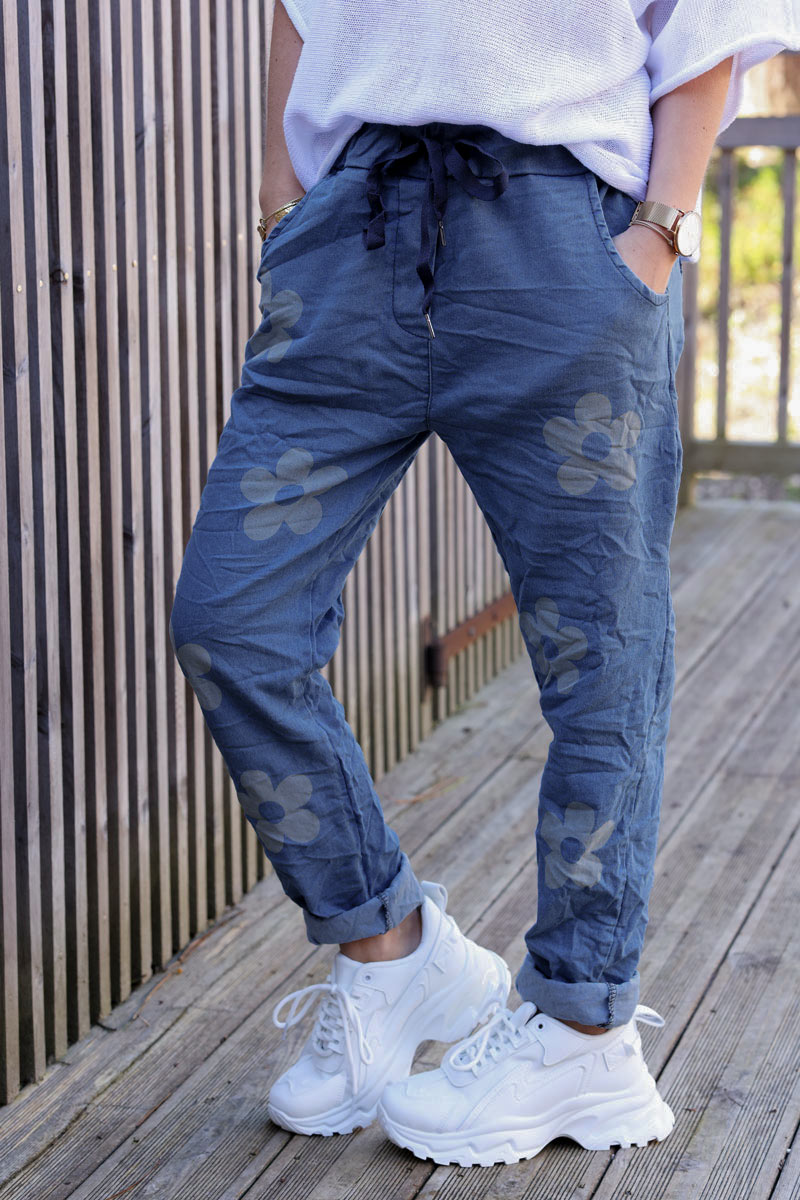 Comfort and stretch denim effect sweatpants with daisy print