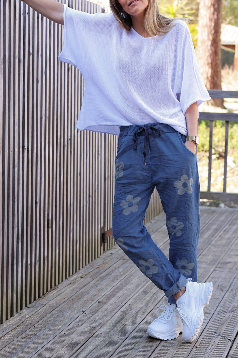 Comfort and stretch denim effect sweatpants with daisy print