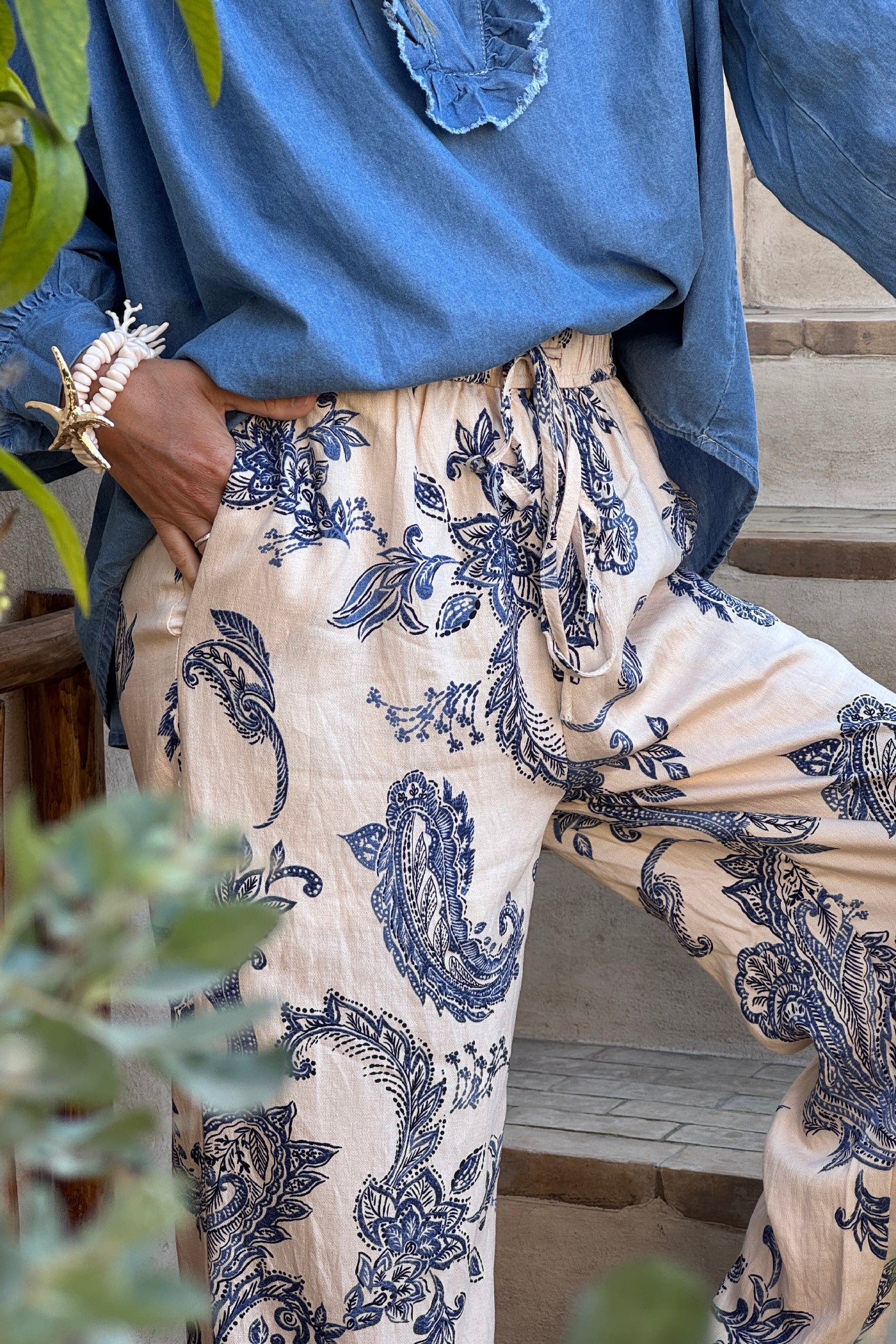 Pantalon fluide beige imprimé cachemire bleu à ceinture élastique