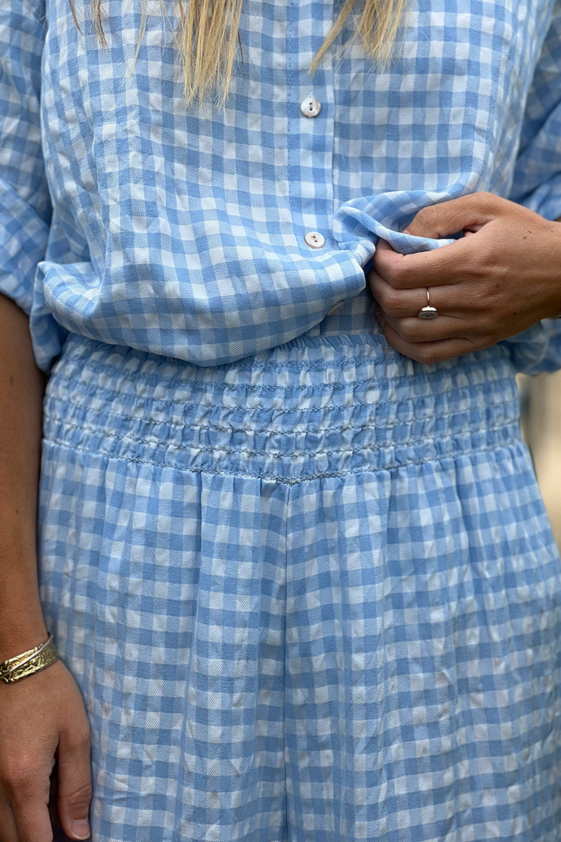 Pantalon fluide bleu ciel imprimé vichy taille élastique smockée
