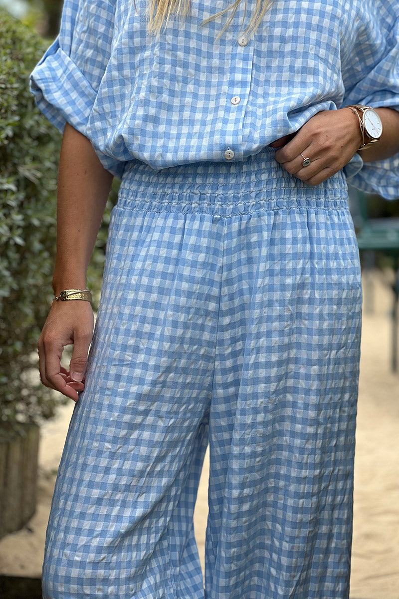 Pantalon fluide bleu ciel imprimé vichy taille élastique smockée