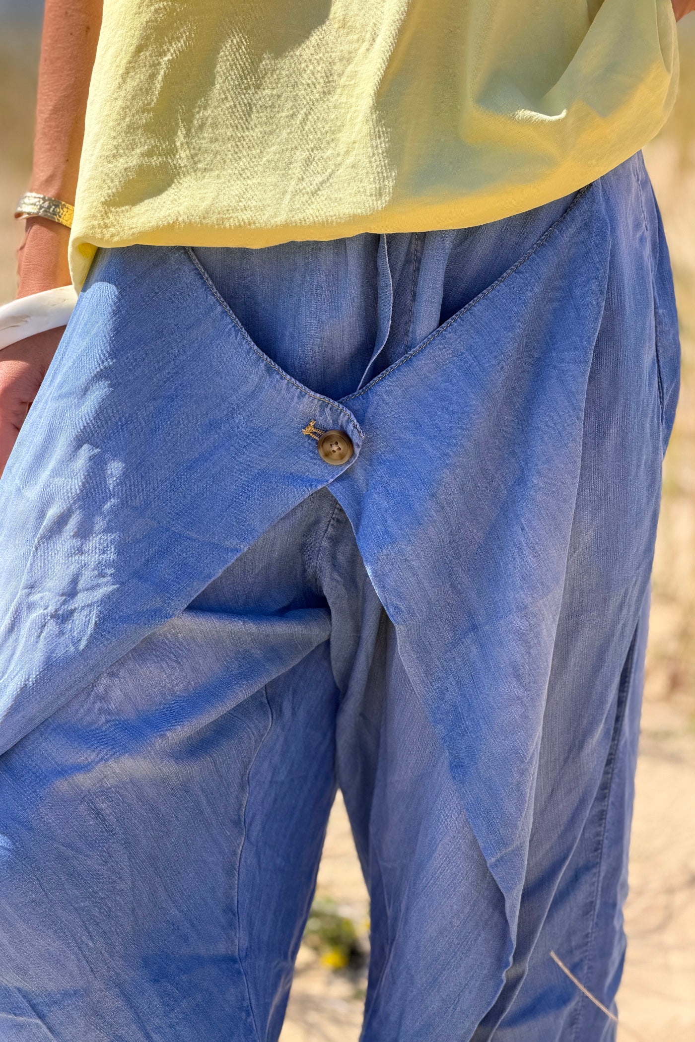 Pantalon fluide en lyocell effet denim rabat devant