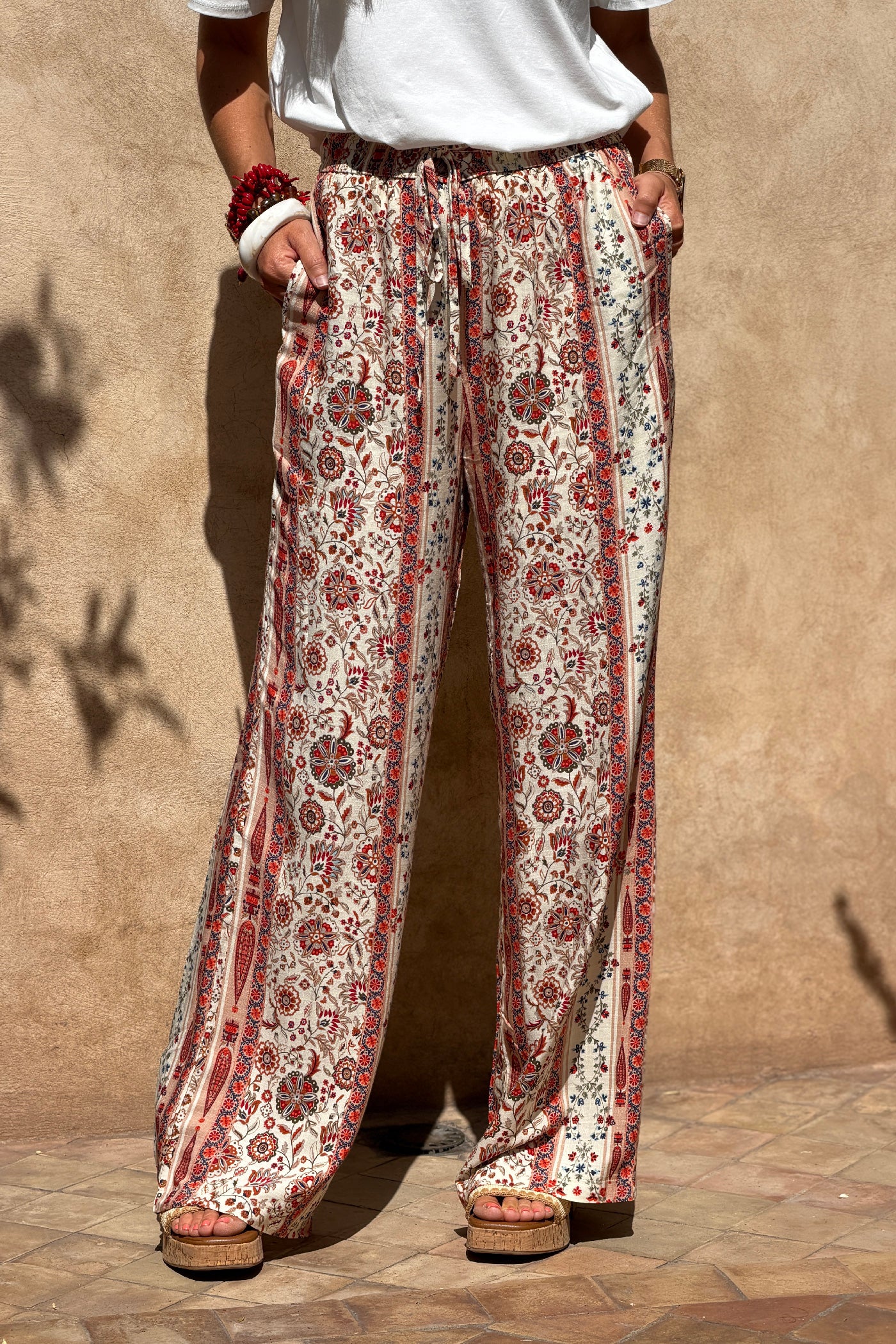 Pantalon fluide imprimé fleurs paisley terracotta effet rayures