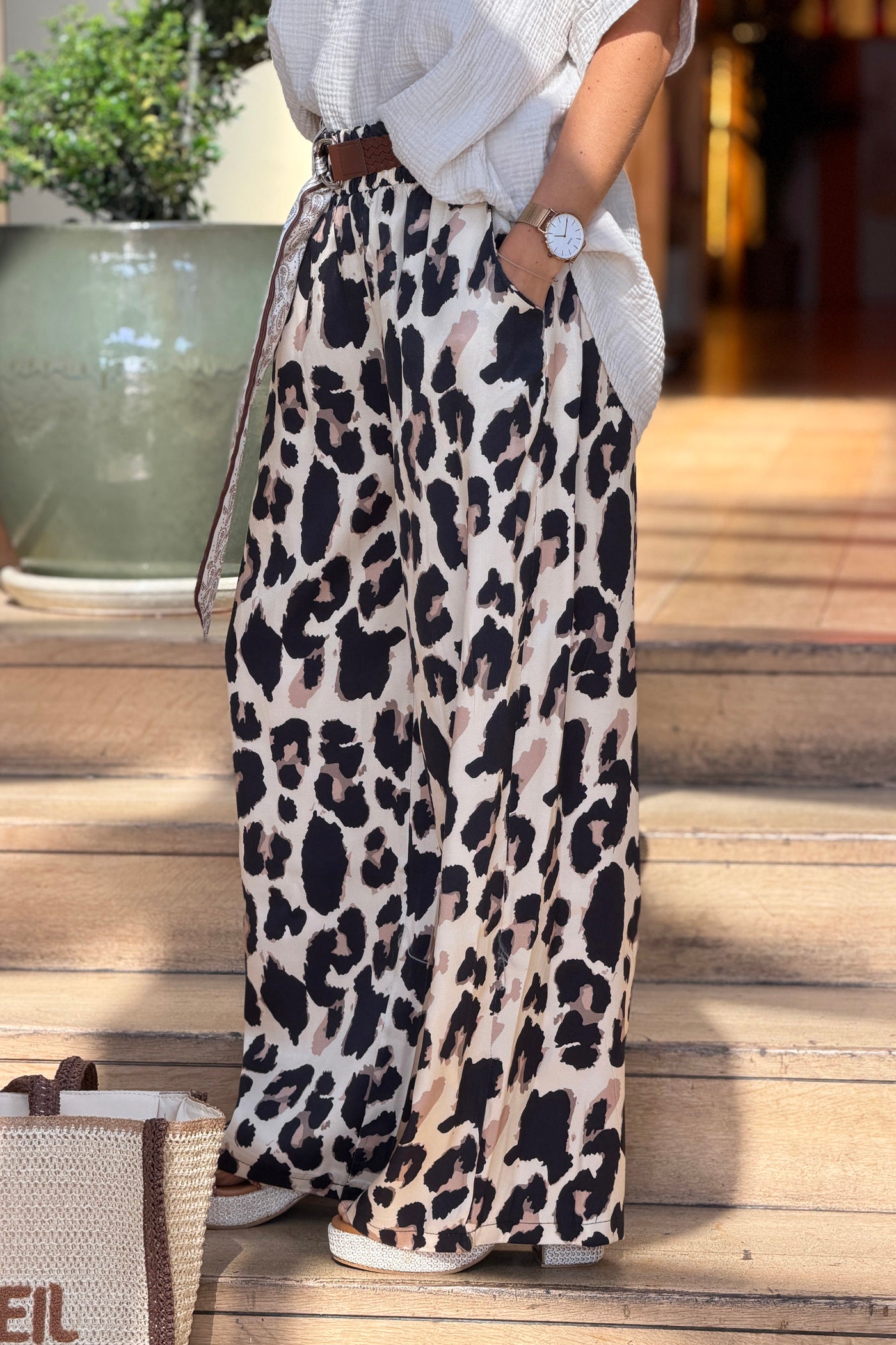 Pantalon fluide large imprimé léopard effet satiné ceinture tressée foulard