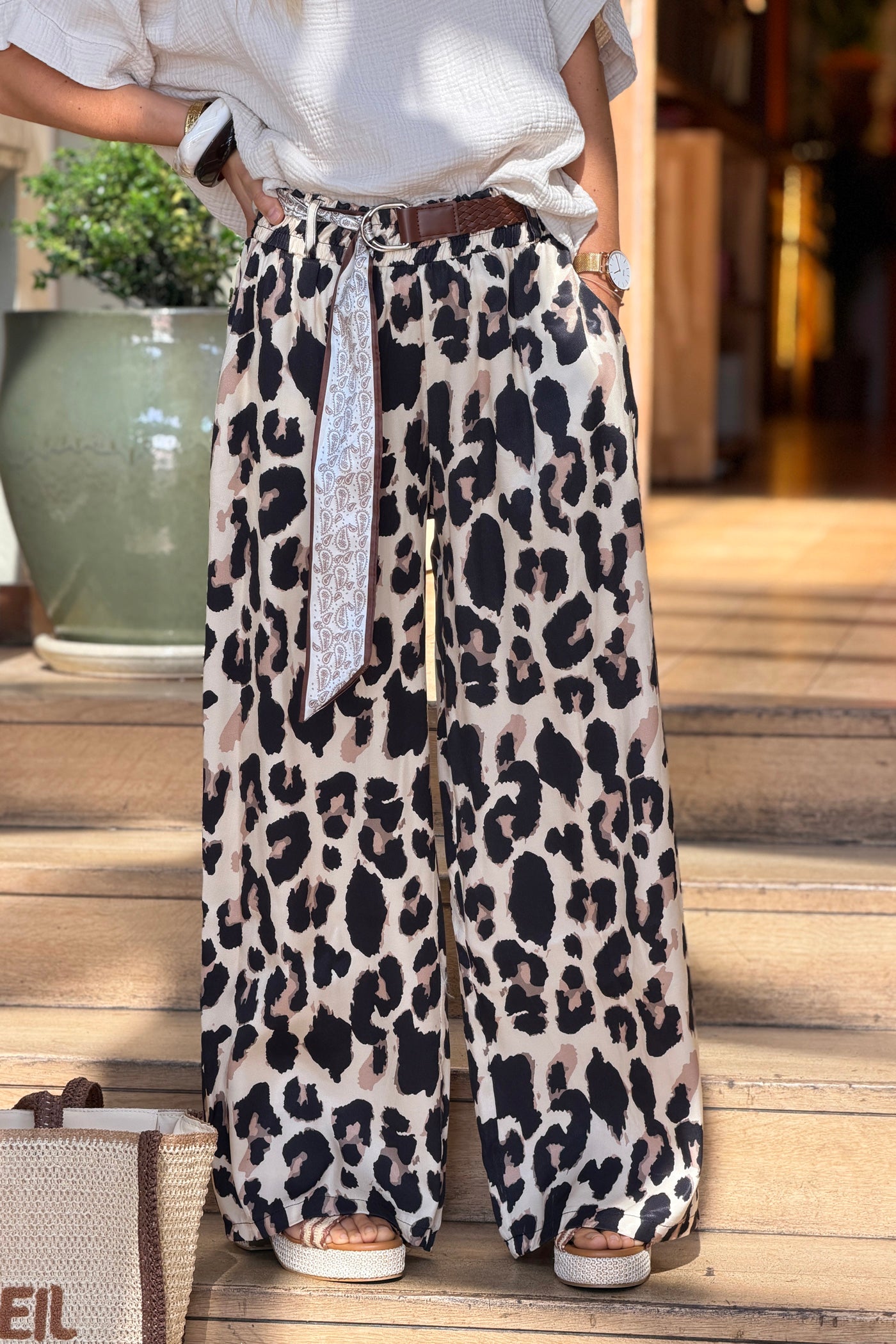 Pantalon fluide large imprimé léopard effet satiné ceinture tressée foulard