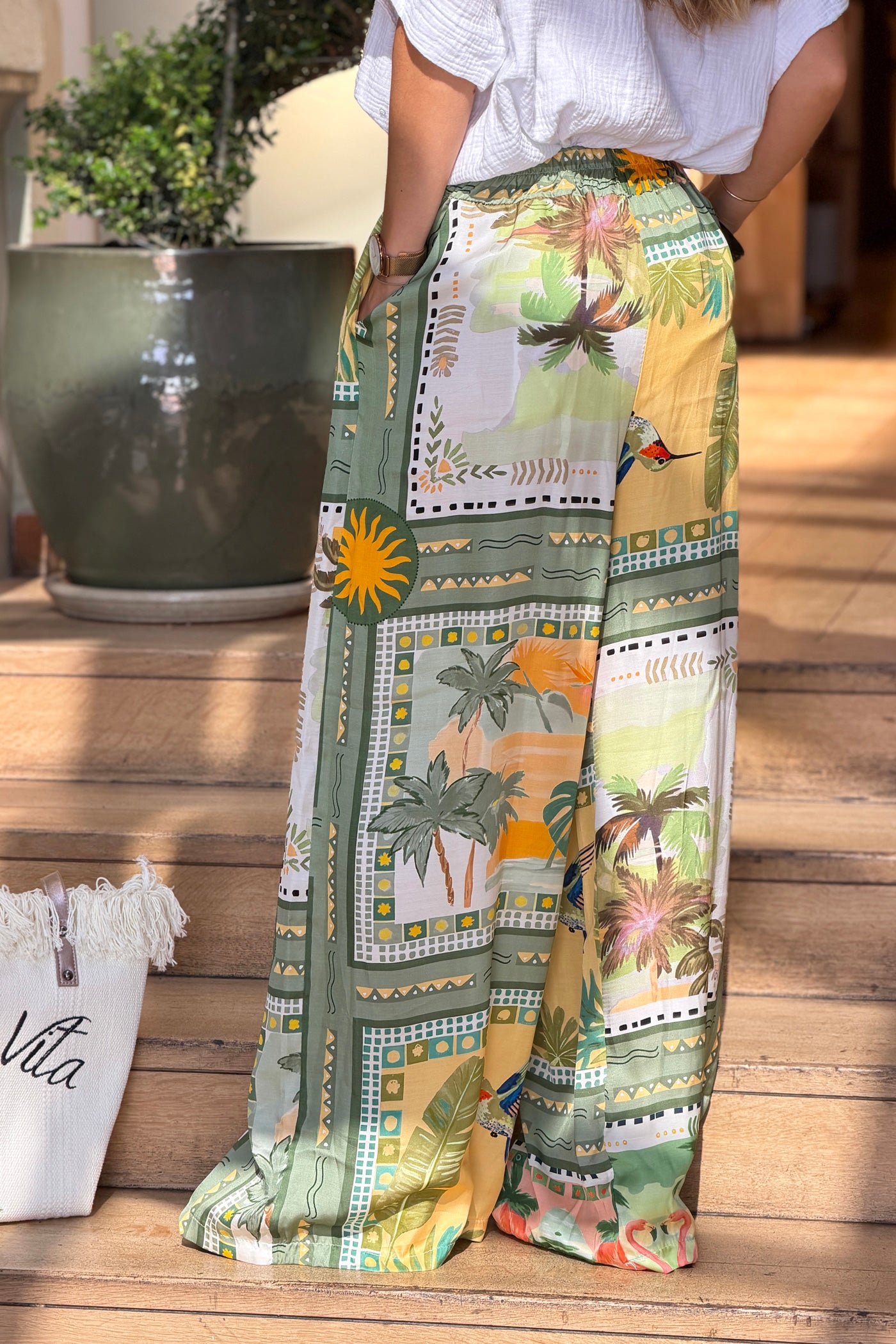Pantalon fluide satiné kaki imprimé palmiers et colibri ceinture élastique