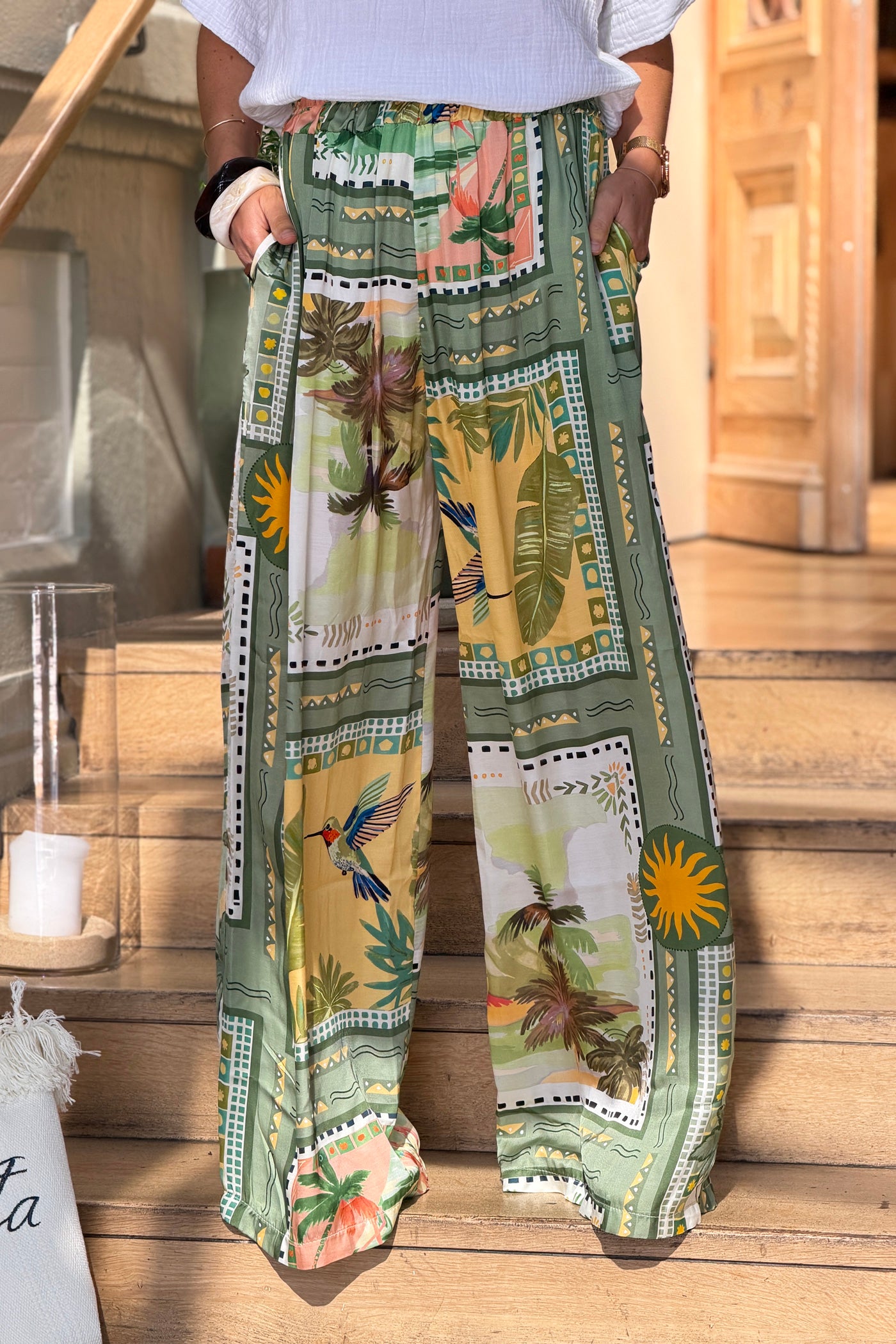 Pantalon fluide satiné kaki imprimé palmiers et colibri ceinture élastique